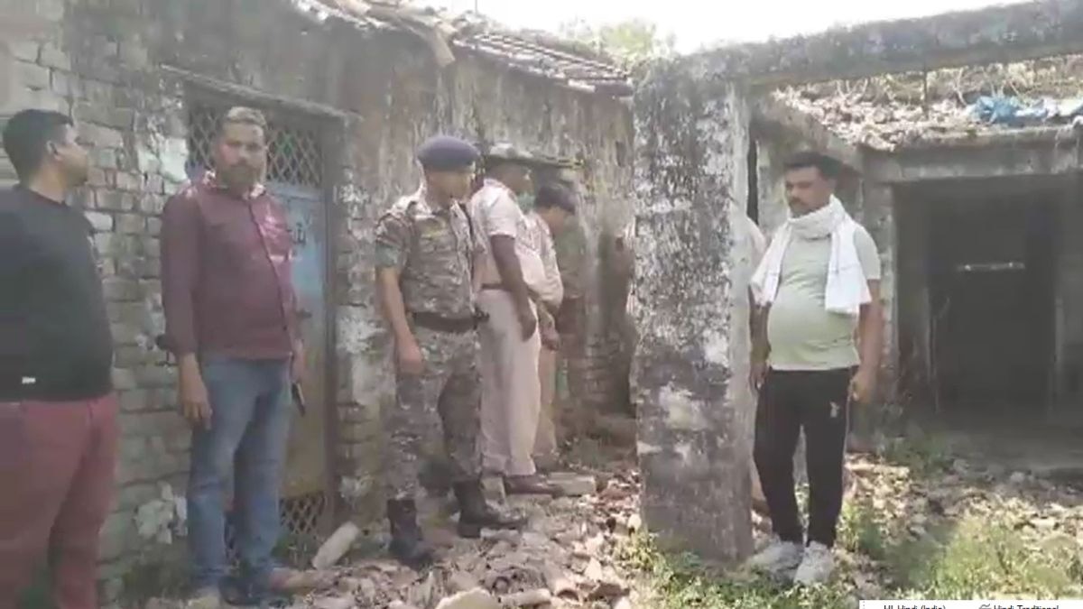 घटना के बाद जांच करने पहुंची पुलिस. (Screengrab)