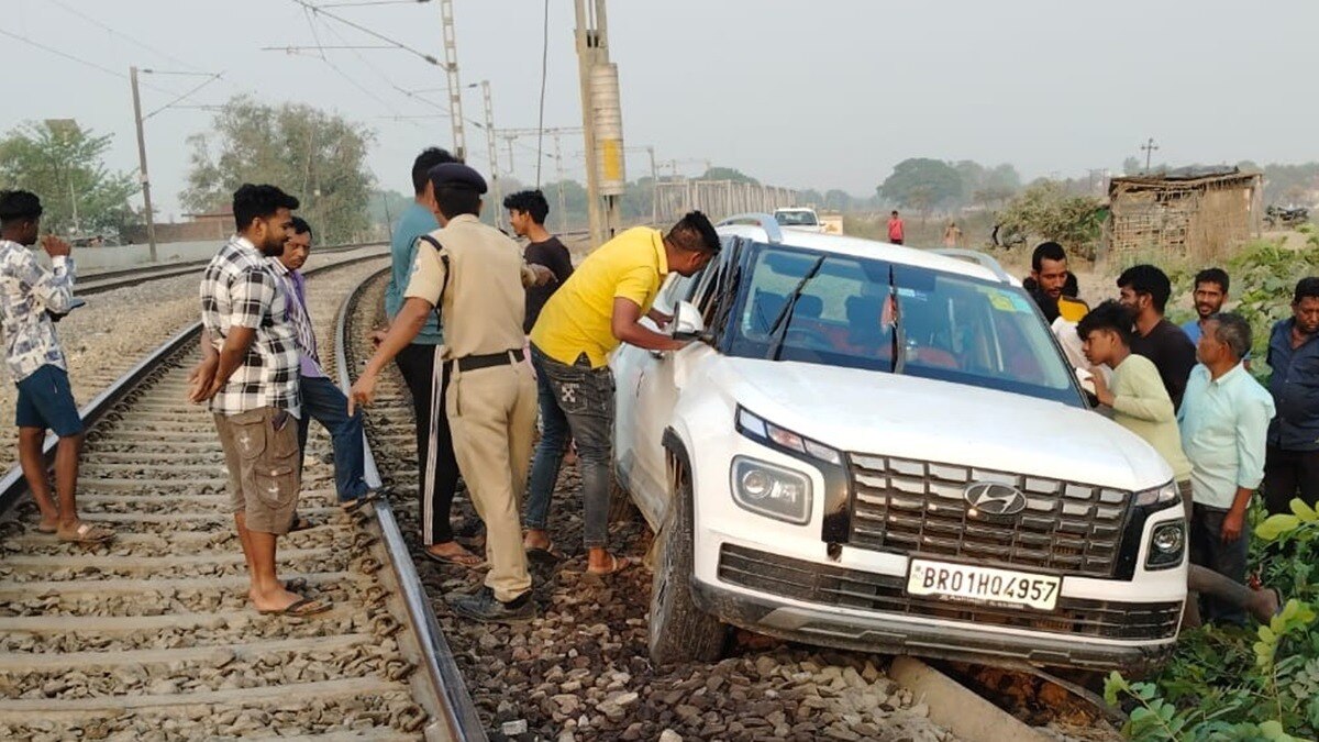 रेलवे ट्रैक पर लेकर पहुंच गया कार 