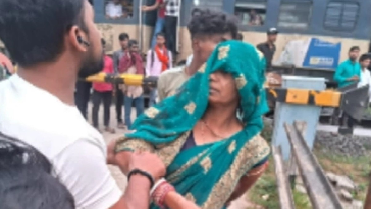 बेगूसराय में ट्रेन के आगे कूदी महिला, फिर ऐसे बची जान, इंजन के नीचे से खींचकर निकाला बाहर