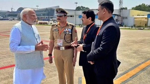 वाराणसी एयरपोर्ट पर अधिकारियों से मिलते पीएम मोदी