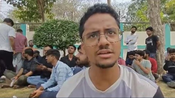 धरने पर बैठे छात्र