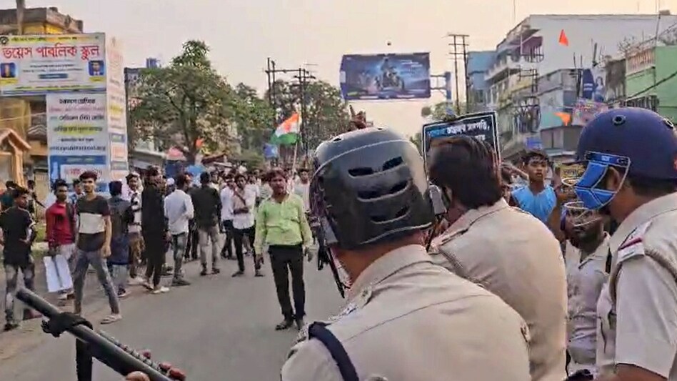 मुर्शिदाबाद में वक्फ कानून के खिलाफ उग्र प्रदर्शन (फाइल फोटो - पीटीआई)