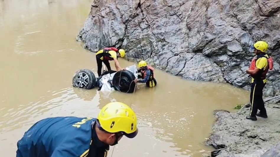 उत्तराखंड के टिहरी गढ़वाल में बड़ा सड़क हादसा, अलकनंदा नदी में गिरी कार, चार लोग लापता - Uttarakhand Tehri Garhwal Road Accident Car Fall In Alaknanda River NTC - AajTak