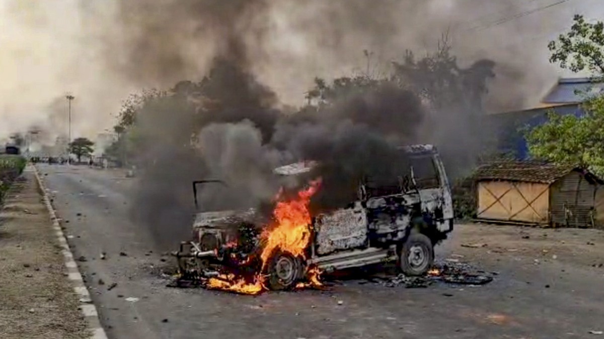 मुर्शिदाबाद में दूसरे दिन भी हिंसा हुई (फोटो- पीटीआई)