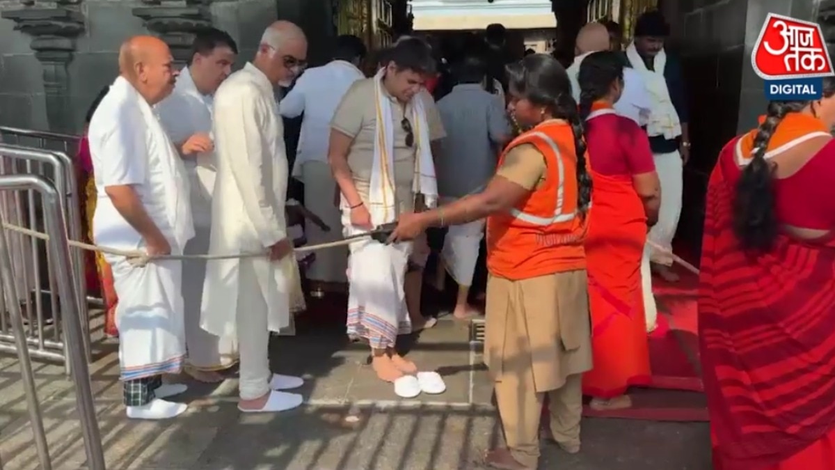 तिरुमला के वेंकटेश्वर मंदिर में चप्पल पहनकर पहुंचे श्रद्धालु 