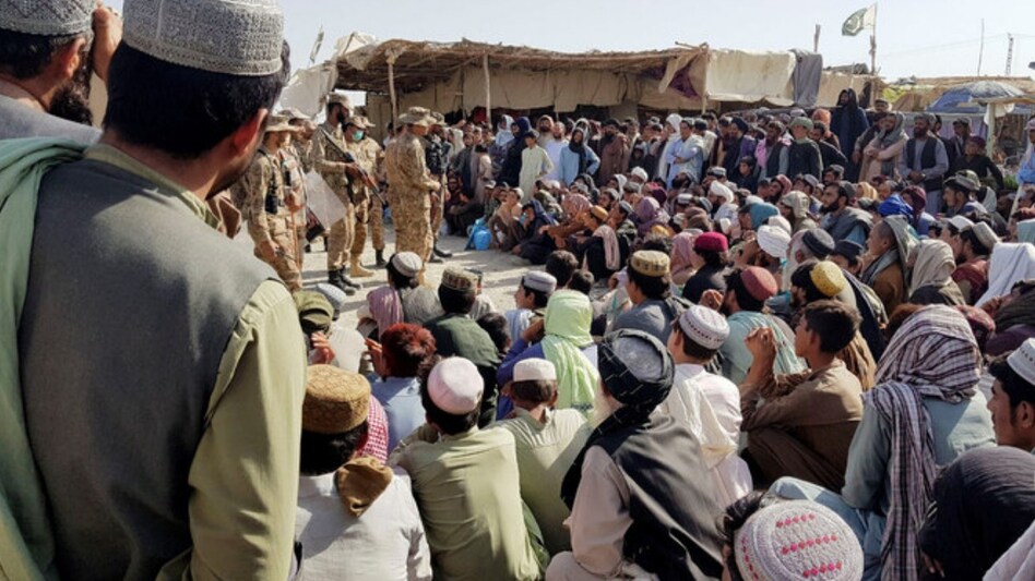 पाकिस्तान का अफगान शरणार्थियों पर एक्शन जारी, अब तक 33 हजार लोगों को देश से निकाला - Pakistan deports over 3,000 Afghan refugees via Torkham border ntc - AajTak