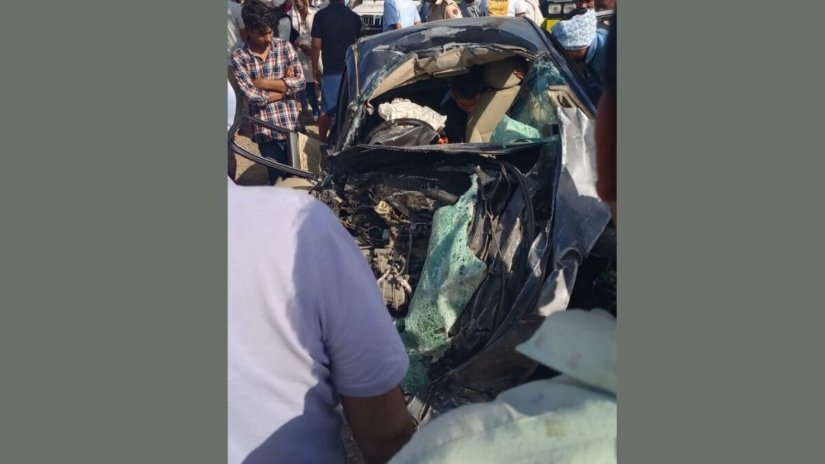 सड़क हादसे में क्षतिग्रस्त हुई कार. 