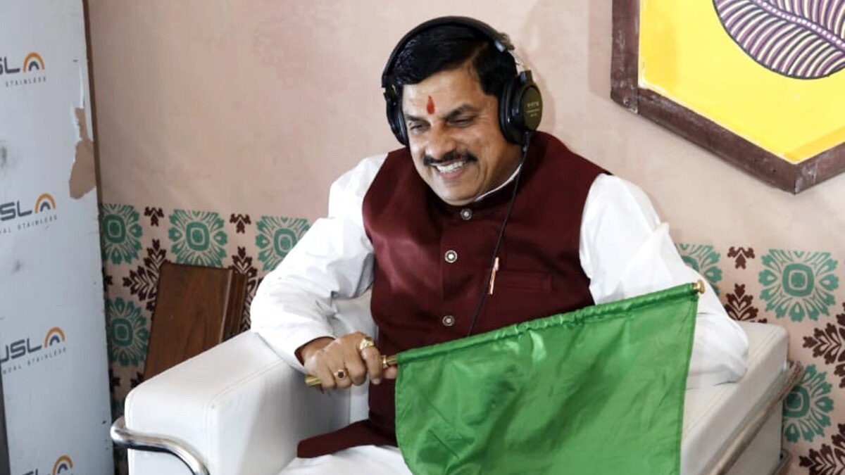 CM मोहन यादव ने दिखाई नई ट्रेन को हरी झंडी.