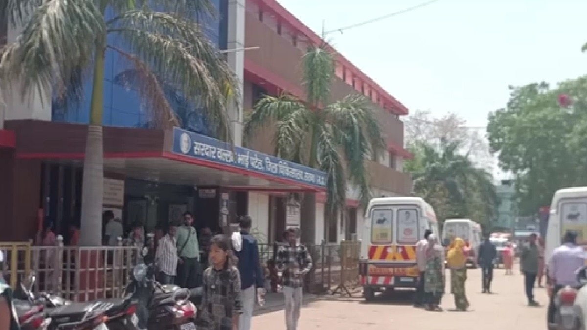 आंधी- तूफान में बत्ती गुल, अस्पताल के गेट पर मोबाइल की लाइट में हुई महिला की डिलीवरी