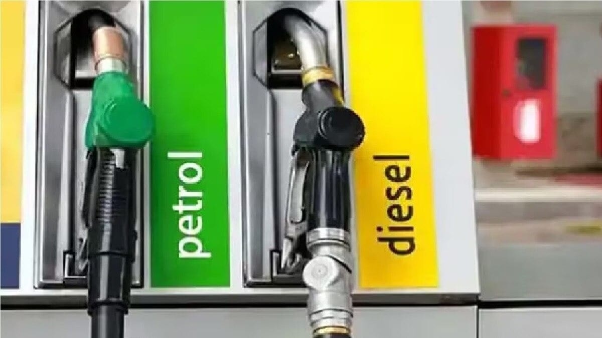 Chandigarh Petrol Langar: ₹1,000 के फ्री पेट्रोल कूपन का ऐलान बना सिरदर्द, बारिश के बीच पेट्रोल पंप पर मचा हंगामा Chandigarh Petrol Langar: ₹1,000 के फ्री पेट्रोल कूपन का ऐलान बना सिरदर्द, बारिश के बीच पेट्रोल पंप पर मचा हंगामा