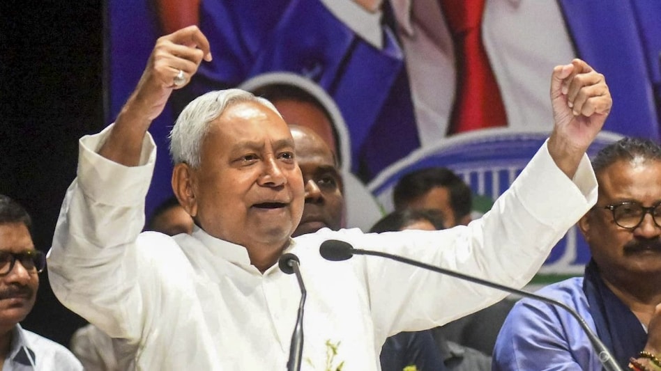 बिहार चुनाव नजदीक आ रहा है, लेकिन नीतीश कुमार की कुर्सी पर मंडराते संकट के  बादल छंट क्यों नहीं रहे? - bjp says nitish kumar will lead nda in assembly  election but