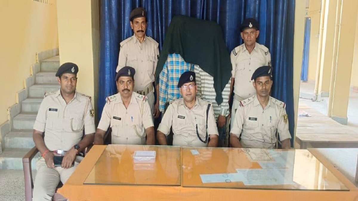 पुलिस की गिरफ्त में आरोपी