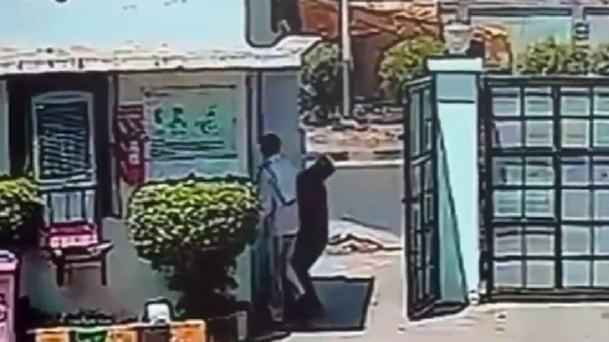 बात करते- करते गिरा और हो गई मौत, साइलेंट अटैक का शक, CCTV में कैद हुआ वीडियो