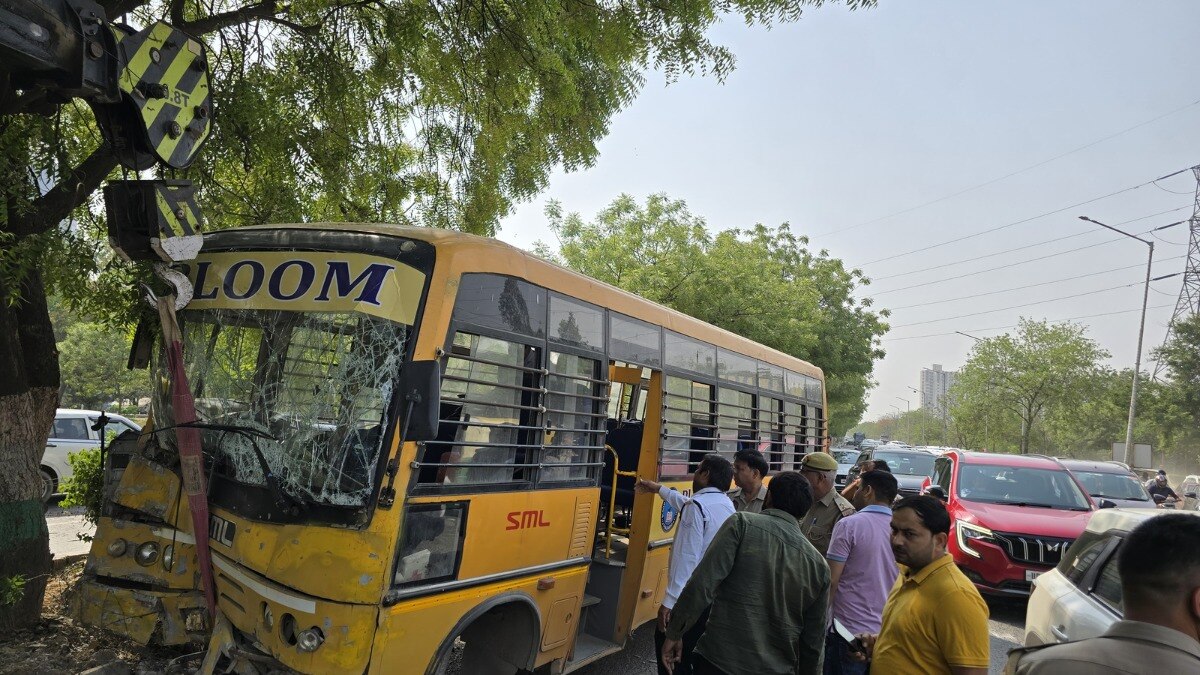 ग्रेटर नोएडा में स्कूल बस का एक्सीडेंट