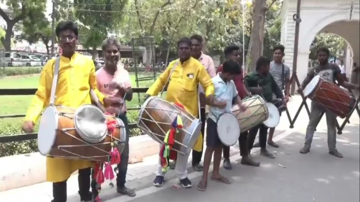 ढोल बजाते हुए अचानक पहुंचे कमिश्नर ऑफिस