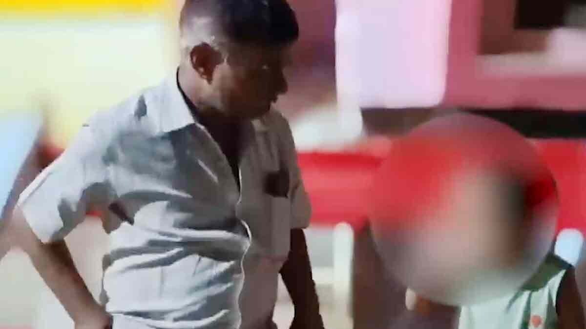 डॉक्टर ने मासूम को सिगरेट पीना सिखाया