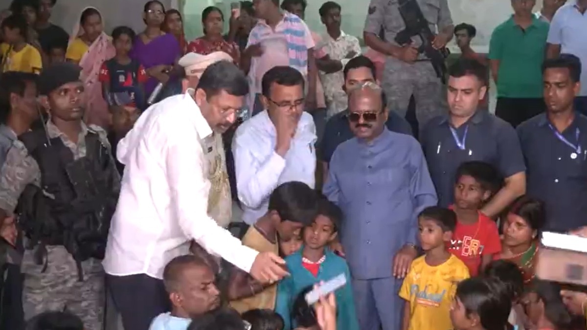 मालदा में हिंसा पीड़ितों से मिले राज्यपाल सीवी आनंद बोस (फोटो- ANI)