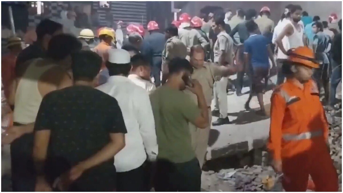 उत्तर पूर्वी दिल्ली में 4 मंजिला इमारत भरभरा कर गिरी, दो दर्जन लोगों के दबने की आशंका