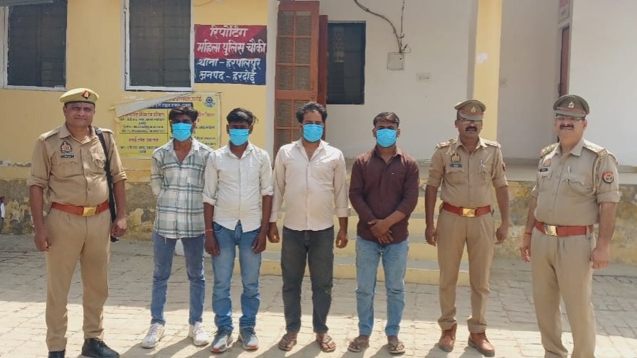 पुलिस की गिरफ्त में आरोपी.