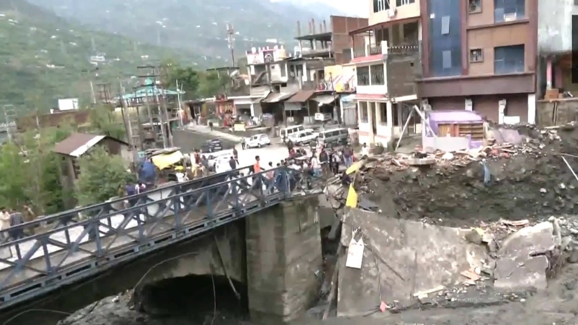 हाईवे ब्लॉक, कई घर ढहे और तीन की मौत... जम्मू के रामबन में फ्लैश फ्लड के बाद ऐसा है तबाही का मंजर