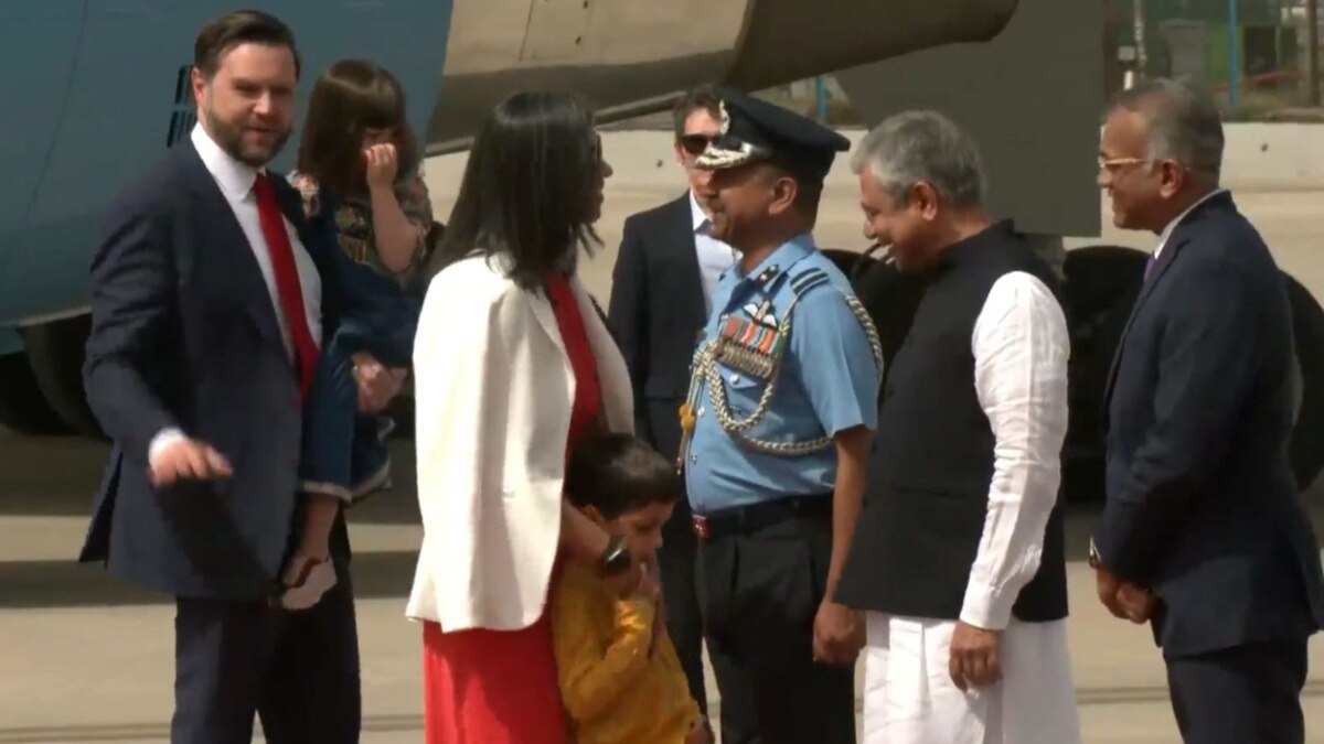 LIVE: अमेरिकी उपराष्ट्रपति जेडी वेंस पहुंचे दिल्ली, अश्विनी वैष्णव ने किया स्वागत, कुछ देर में जाएंगे अक्षरधाम मंदिर