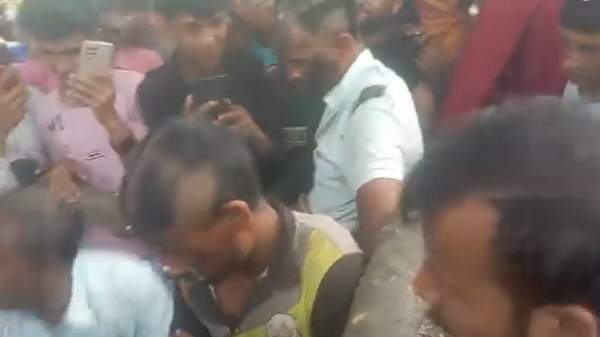 सिर मुंडवाकर चेहरे पर पोती कालिख, लोगों ने दी लड़की छेड़ने की सजा, एक्शन में आई पुलिस