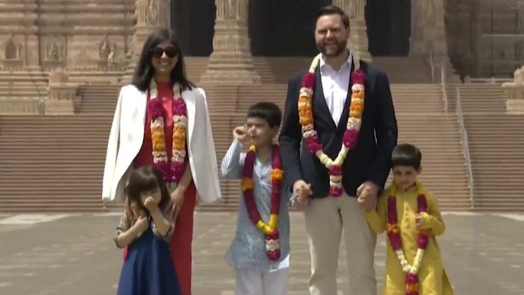 JD वेंस ने पत्नी और बच्चों संग किए अक्षरधाम मंदिर में दर्शन.