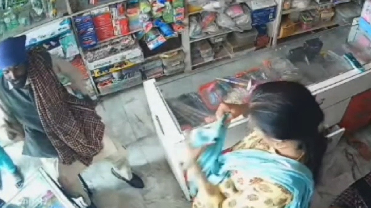 दुकान में घुसे, महिला को किया हिप्नोटाइज और उड़ा दिया लाखों का सोना, CCTV में दर्ज हुई वारदात