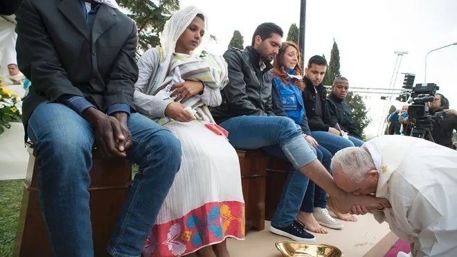 Pope Francis washed feet of muslim and hindu migrants 