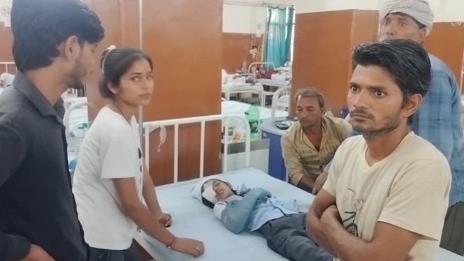 अस्पताल में भर्ती छात्रा.