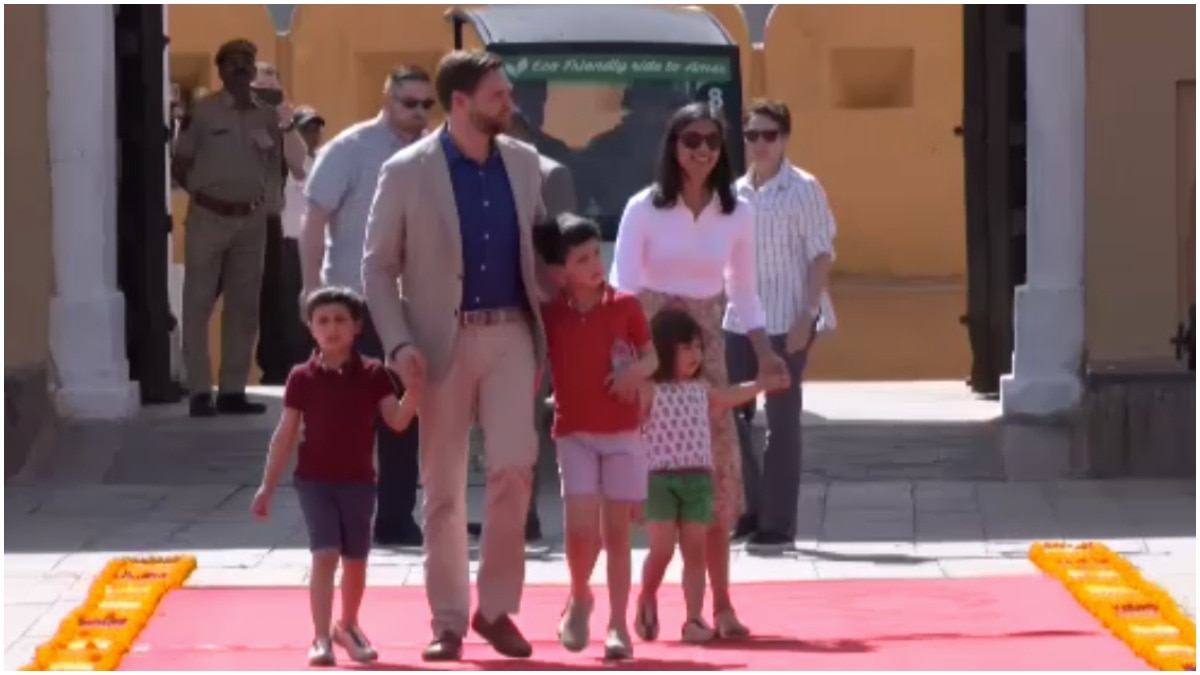 अमेरिका के उपराष्ट्रपति जेडी वेंस ने पत्नी उषा और अपने बच्चों के साथ जयपुर में आमेर किले का दौरा किया. (PTI Photo)