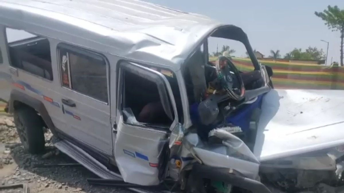 टेंपो टैक्सी 10 फीट गहरी खाई में गिरी.