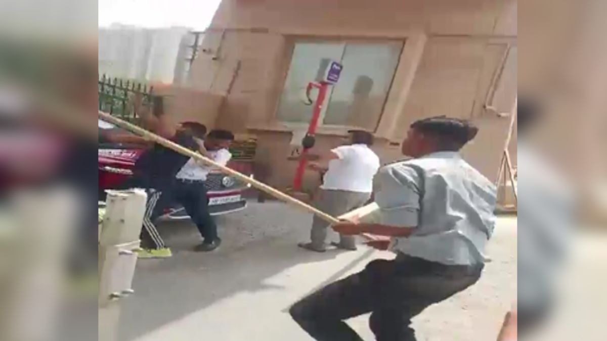 ग्रेटर नोएडा की हाई-फाई सोसाइटी में एंट्री पर बवाल, रेजिडेंट और गार्ड्स के बीच चले लाठी-डंडे