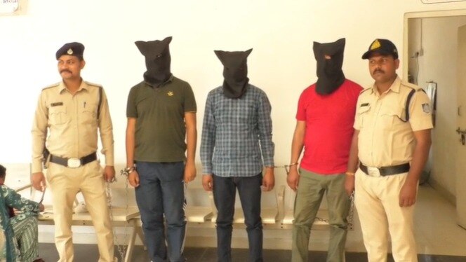 पुलिस की गिरफ्त में आरोपी.