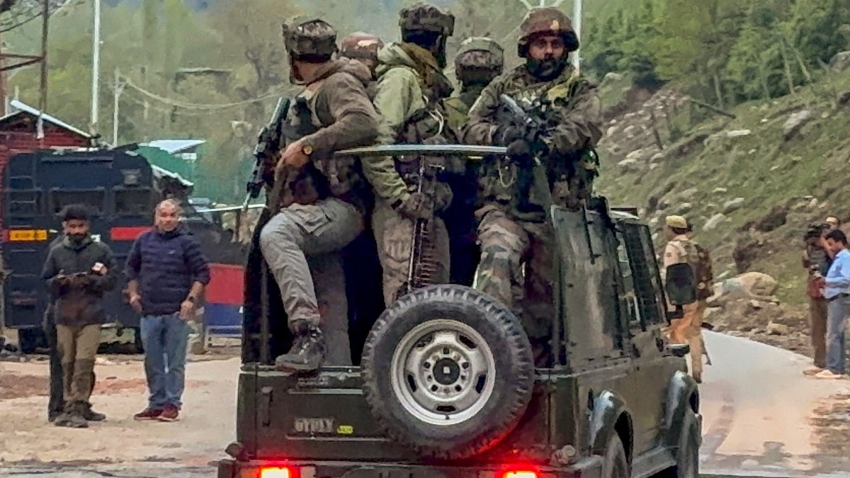 अनंतनाग से पहलगाम की ओर जाते हुए सेना के जवान. (फोटो- पीटीआई)