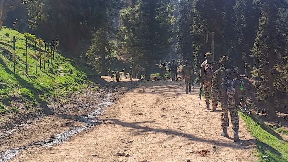 अनंतनाग में सुरक्षाबलों का सर्च ऑपरेशन. फोटो- पीटीआई