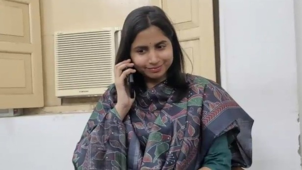 मिर्जापुर SDM की UPSC में 18वीं रैंक, ड्यूटी के दौरान रिजल्ट देख हुईं इमोशनल, बहन का भी हुआ चयन