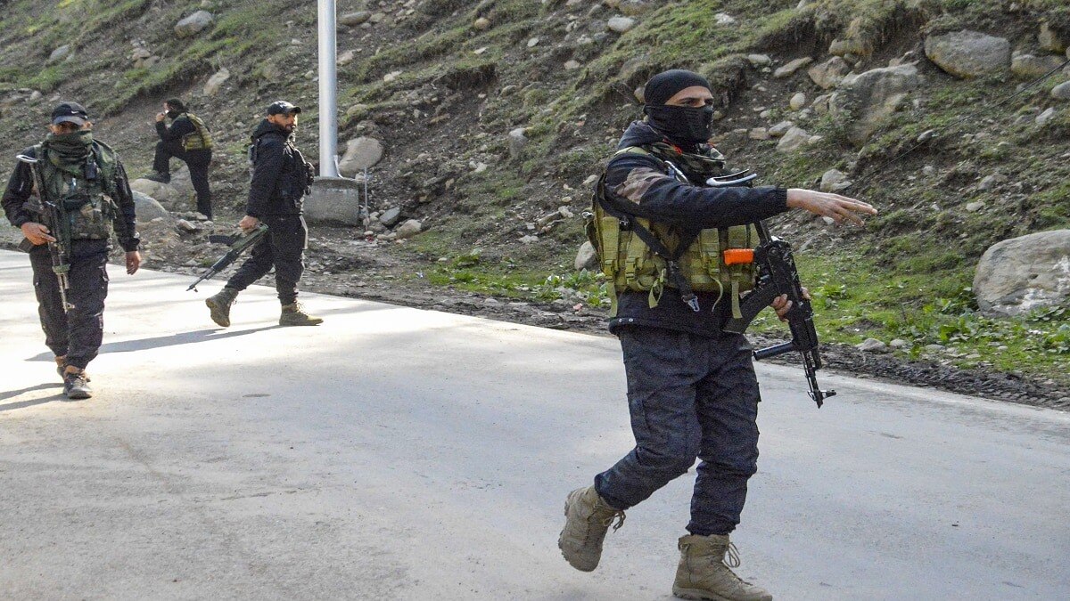 पहलगाम में हमले वाली जगह के आस पास सुरक्षा जवान
