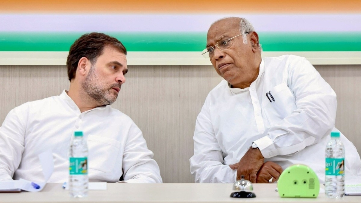 राहुल गांधी और मल्लिकार्जुन खड़गे सर्वदलीय बैठक में शामिल हुए (फाइल फोटो)