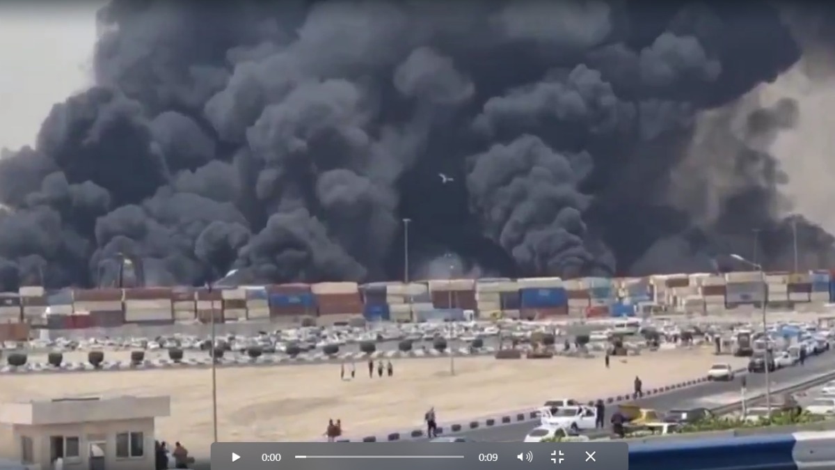 ईरानी शहर बंदर अब्बास के राजई पोर्ट पर भीषण धमाका हुआ है