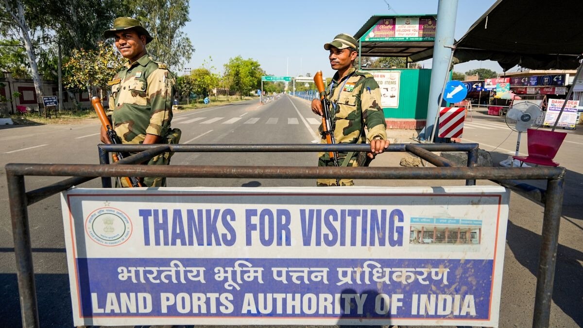 J-K: आतंकवादी छुट्टी पर गए सैनिकों और पुलिसकर्मियों पर कर सकते हैं अटैक, हाई अलर्ट जारी