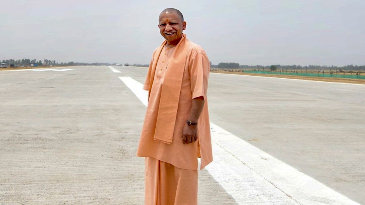 यूपी में बनी देश की पहली नाइट लैंडिंग हवाई पट्टी, फाइटर प्लेन भी कर सकेंगे अभ्यास, देखने पहुंचे CM योगी 