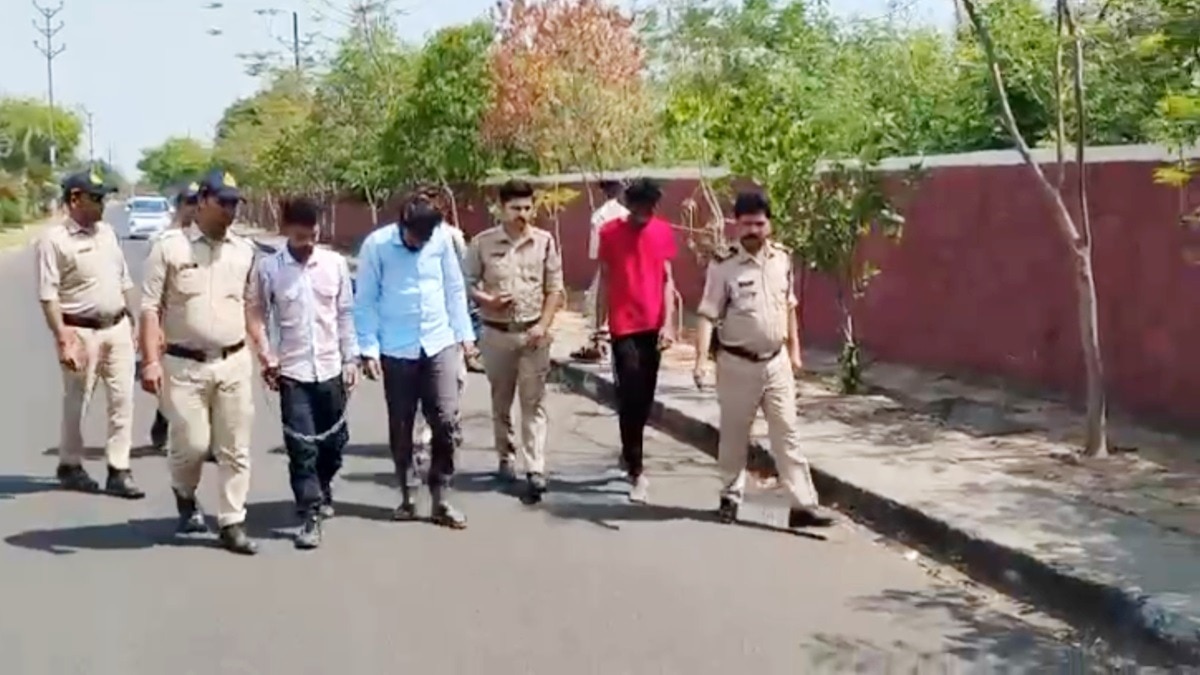 गैंग बनाकर रेप करने वाले आरोपियों का जुलूस निकालती पुलिस.