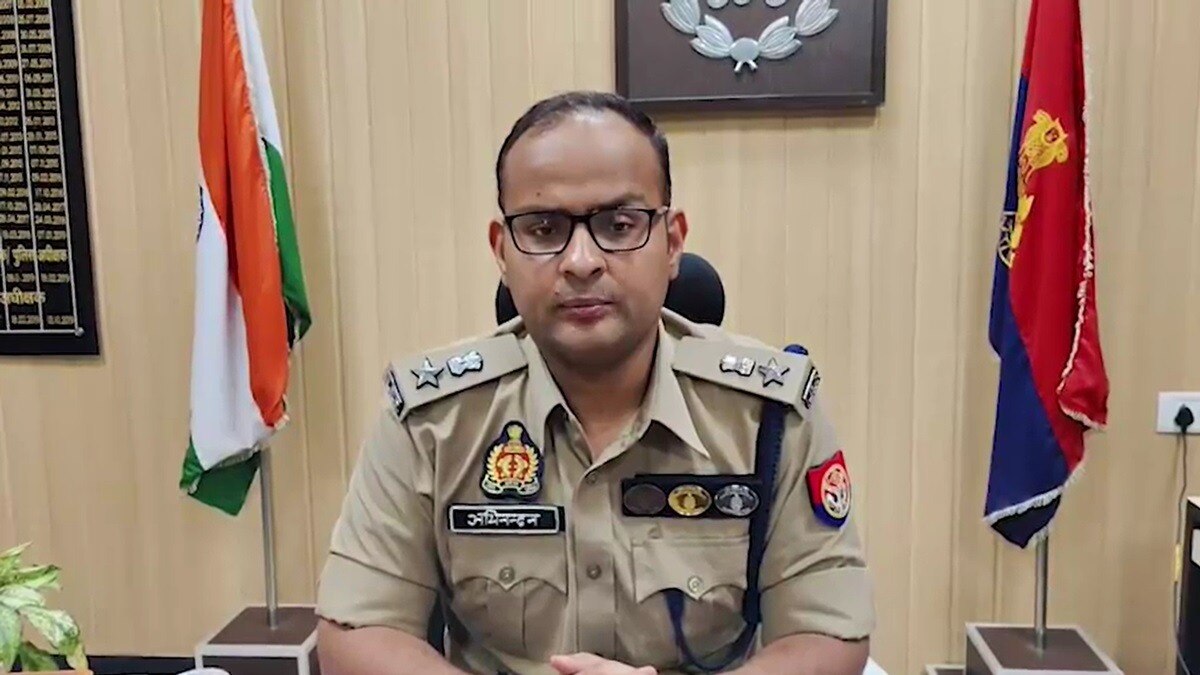 लड़कियों और महिलाओं पर गंदी नजर रखता था टीचर