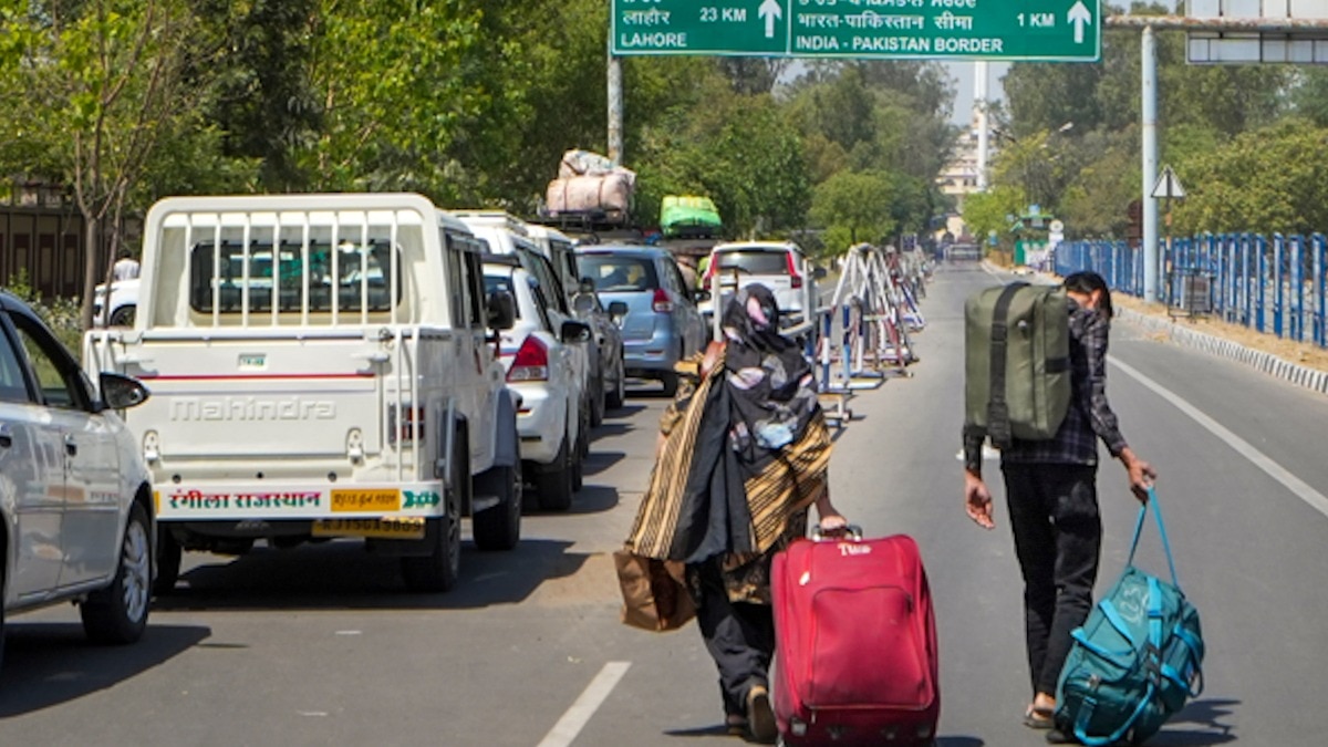 पाकिस्तानी नागरिक अपने देश जाने के लिए अटारी-वाघा सीमा पर पहुंचे. (फोटो: पीटीआई)