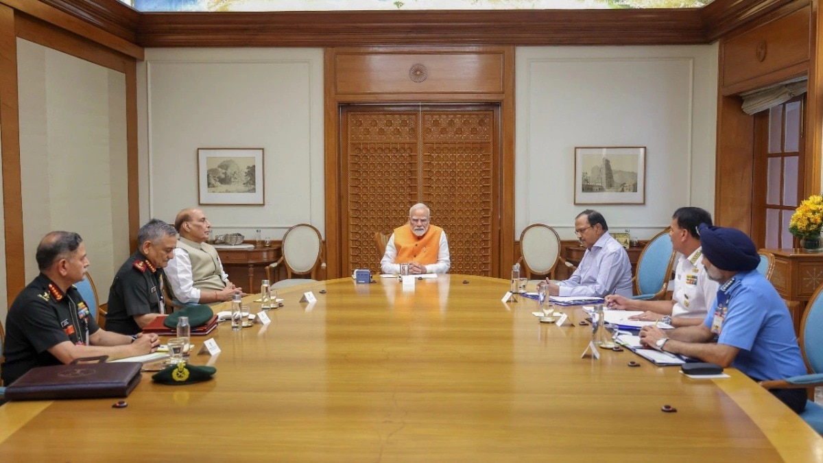 तीनों सेना अध्यक्षों के साथ मंगलवार को PM ने मीटिंग की