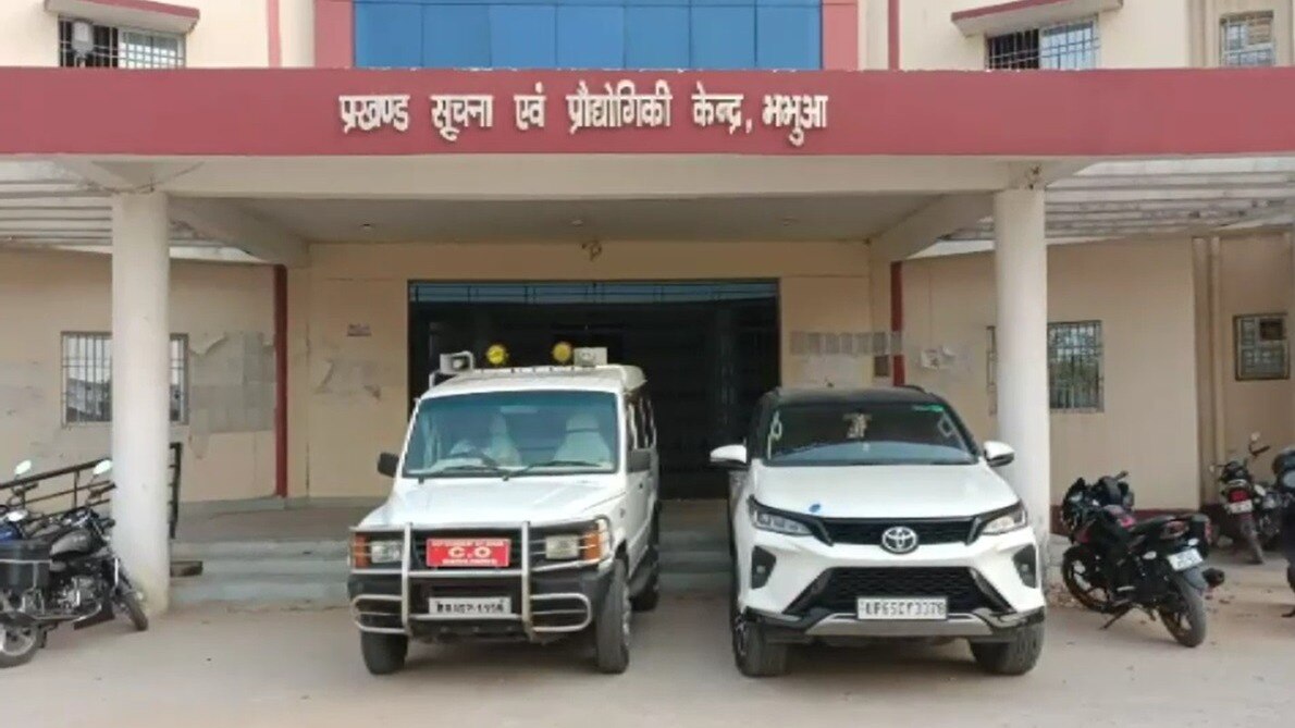 आवास योजना के नाम पर रुपये मांगते सरकारी कर्मचारी का Video वायरल