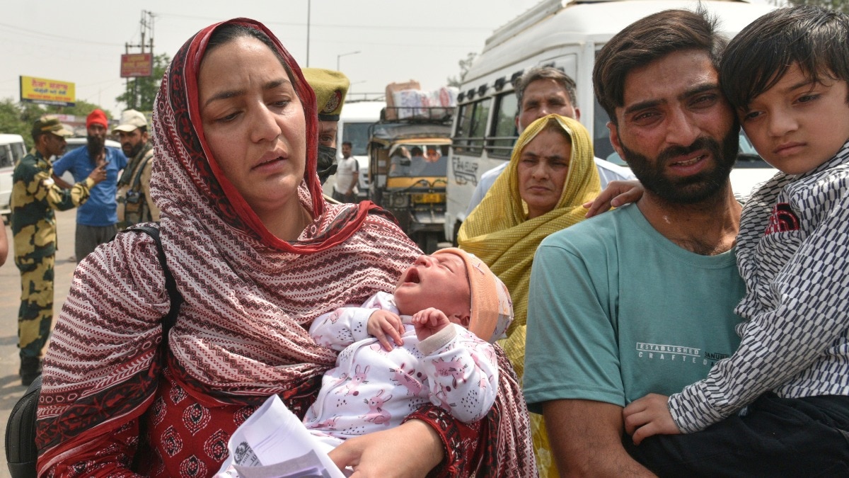 पाकिस्तानी नागरिक सारा खान (बाएं) ने भारतीय नागरिक औरंगजेब खान (दाएं) से शादी की है. वे पति के बिना पाकिस्तान जाने की तैयारी कर रही हैं. PTI