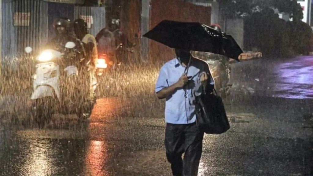 दिल्ली के ऊपर से गुजर रहा बादलों का झुंड, अचानक हुई आंधी-बारिश पर मौसम विभाग ने दी ये वॉर्निंग