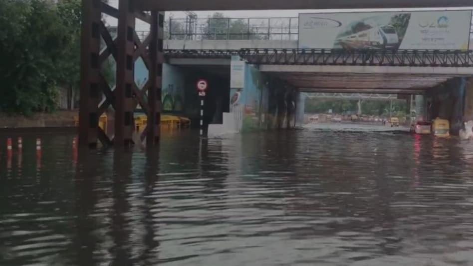 दिल्ली-NCR में आफत की बारिश और तेज आंधी, पेड़ गिरने से ढहा मकान, 4 की मौत 3 दिल्ली-NCR